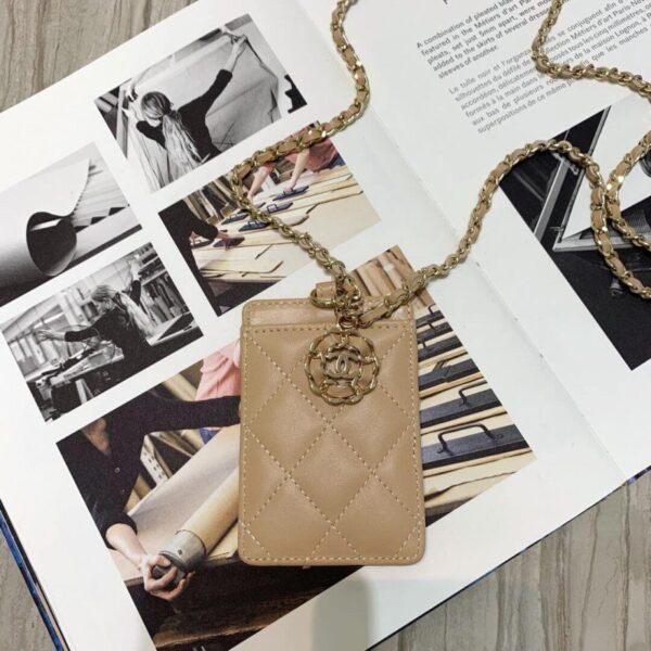 chanel-19-in-the-fall-of-the-new-camellias-work-the-cards-the-card-pack-86068.jpg