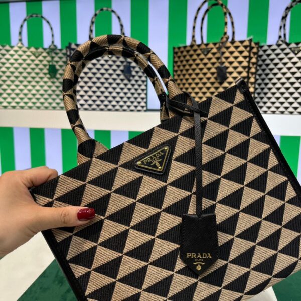 653251a4707f2.jpg 653251a4707f2.jpg