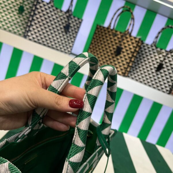 653251c6a2d69.jpg 653251c6a2d69.jpg