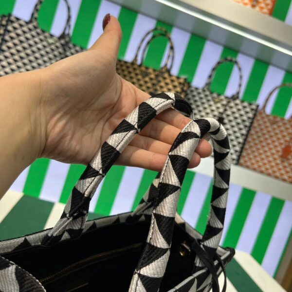 653251d2e1968.jpg 653251d2e1968.jpg